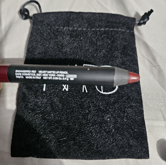 Reposhing NARS Endangered Red Velvet Matte Lip Pencil - Picture 2 of 2
